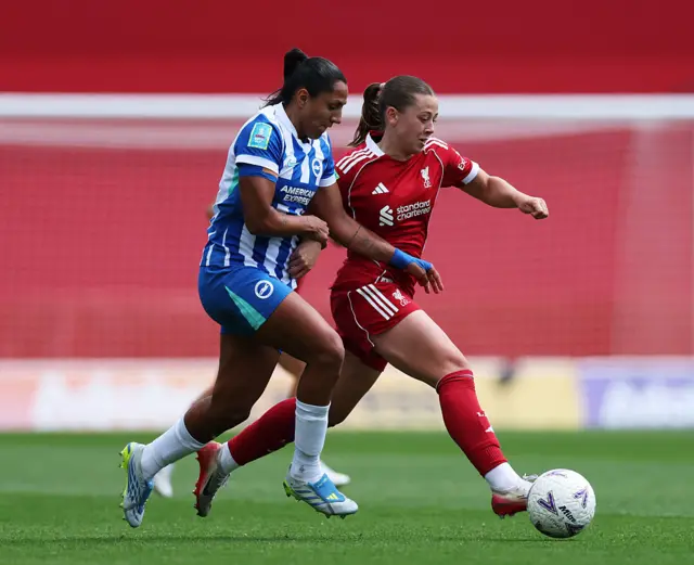 Cornelia Kapocs contends for the ball with Manuela Vanegasq