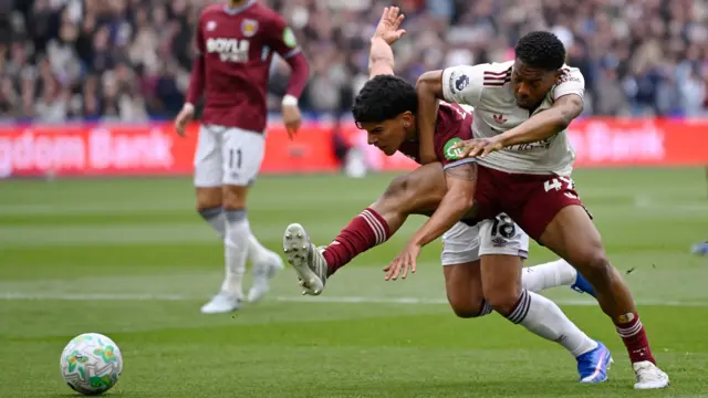 Skelly tackles Fernandes
