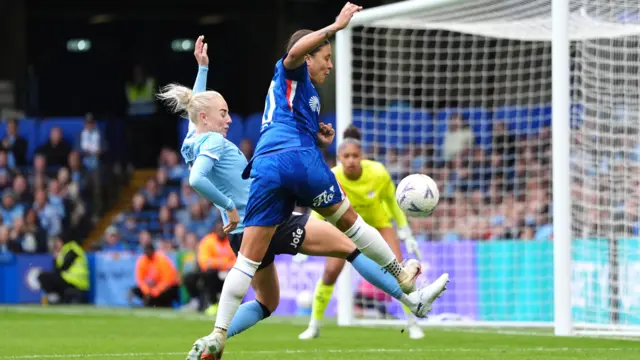 Sam Kerr shoots at goal