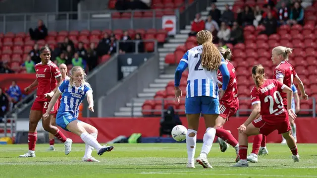 Nadine Noordam scores