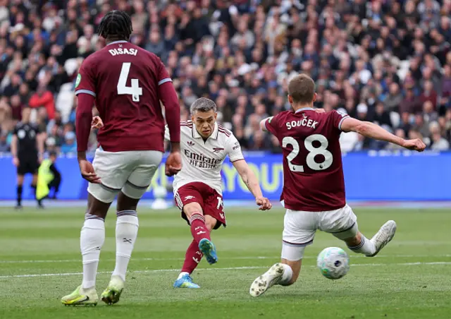 Leandro Trossard of Arsenal scores his team's first goal