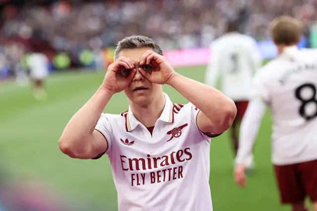 Leandro Trossard of Arsenal celebrates