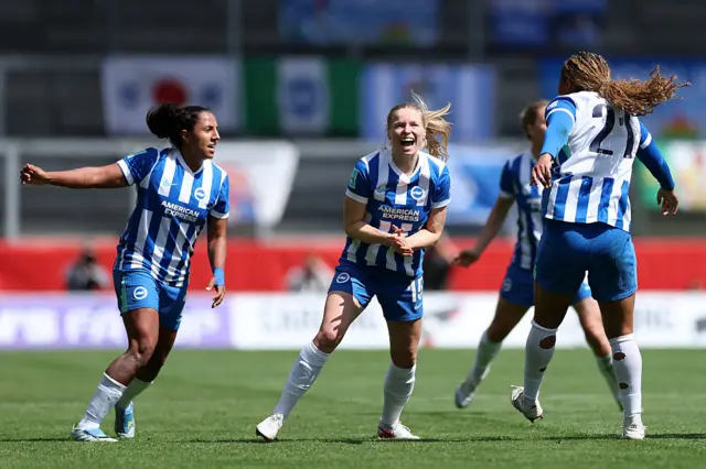 Nadine Noordam celebrates