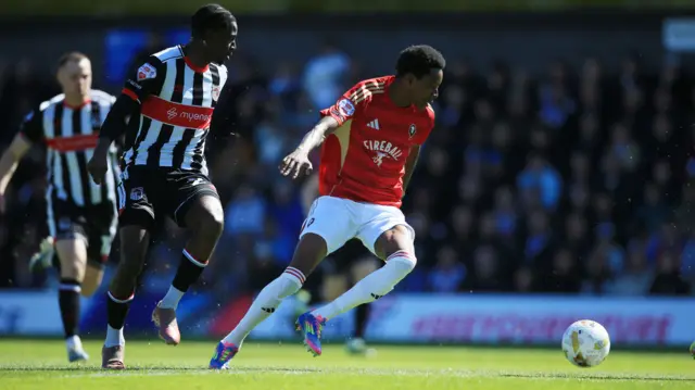 Kallum Cesay dribbles into space against Grimsby