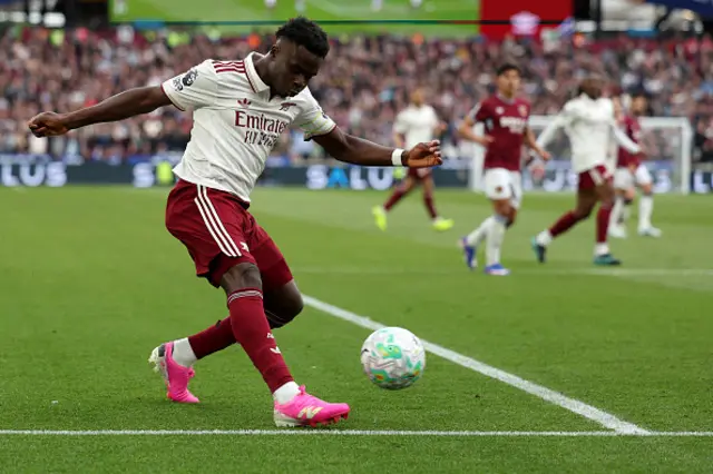 Bukayo Saka crosses the ball
