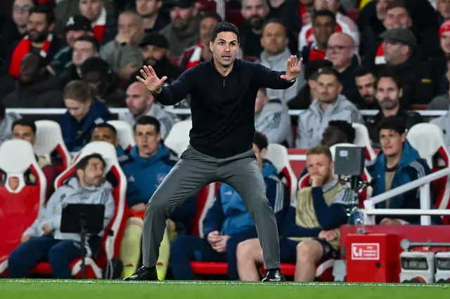 Arteta gestures to his players on the sideline