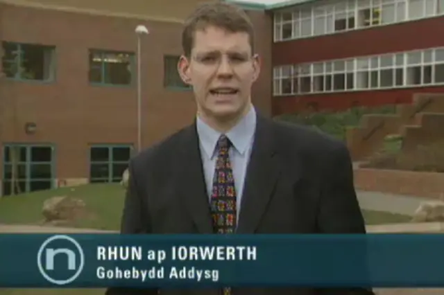 Rhun ap Iorwerth yn gohebu i'r BBC yn 1998