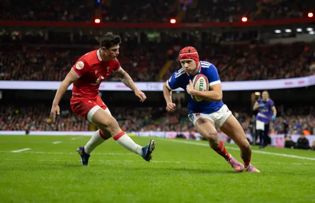 Louis Bielle-Biarrey scores a try for France against Wales
