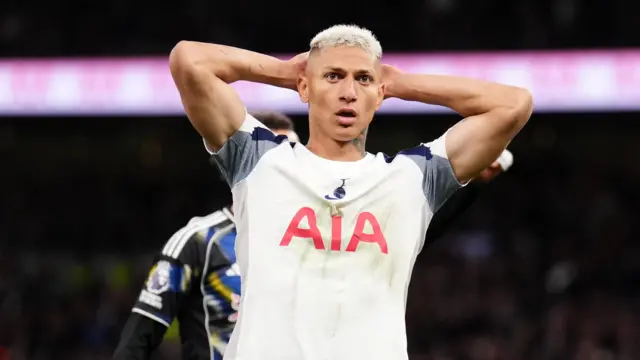 Richarlison puts his hands to his head