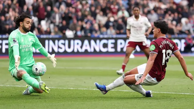 David Raya saves from Mateus Fernandes