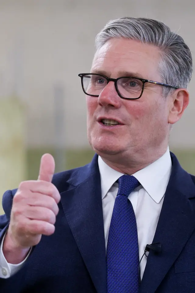 Starmer makes a thumbs up gesture