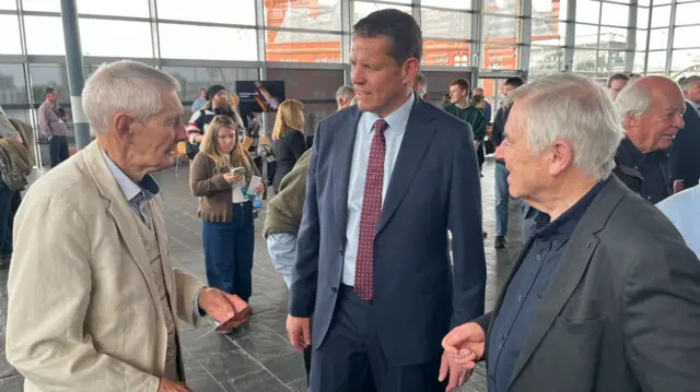 Rhun yn y senedd