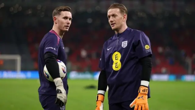 Dean Henderson and Jordan Pickford of England talk