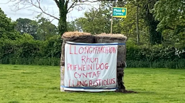 Neges llongyfarchiadau ar belen gwair