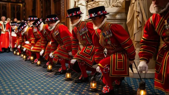 Truproja e Mbretit e Yeomen të Gardës kryen kontrollin ceremonial të Pallatit të Westminsterit në Londër, përpara Hapjes Shtetërore të Parlamentit në Dhomën e Lordëve, Londër.
