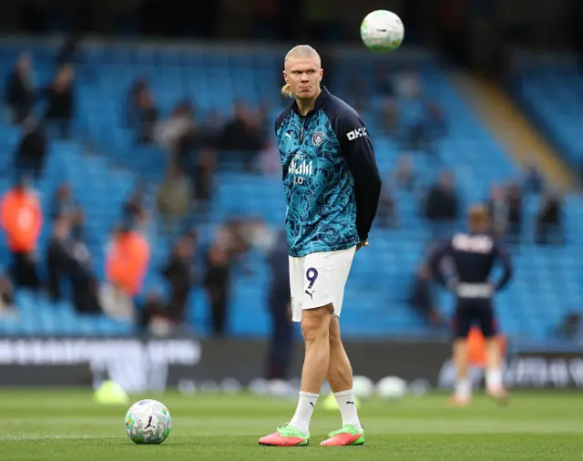 Erling Haaland of Manchester City warms up