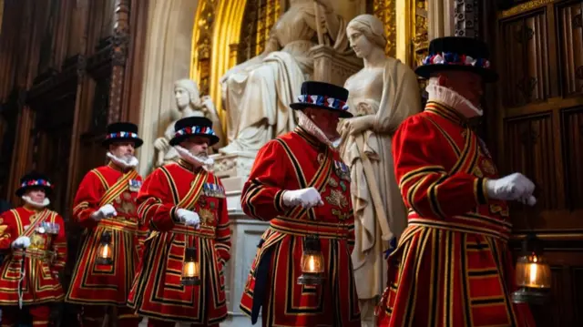 Truproja e Mbretit e Yeomen të Gardës kryen kontrollin ceremonial të Pallatit të Westminsterit në Londër, përpara Hapjes Shtetërore të Parlamentit në Dhomën e Lordëve, Londër.