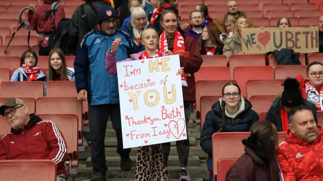 Sign praising Beth Mead in the stands
