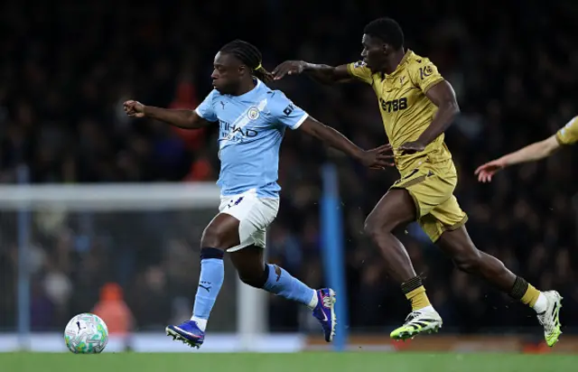 Ismaila Sarr (R) vies with Manchester City's Belgian midfielder #11 Jeremy Doku