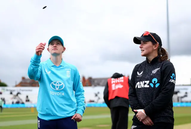Captains Charlie Dean of England and Amelia Kerr of New Zealand carry out the coin toss