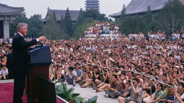 Bill Clinton speaks to students at Peking University
