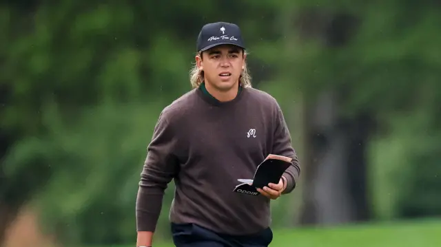 Garrick Higo with his scorecard