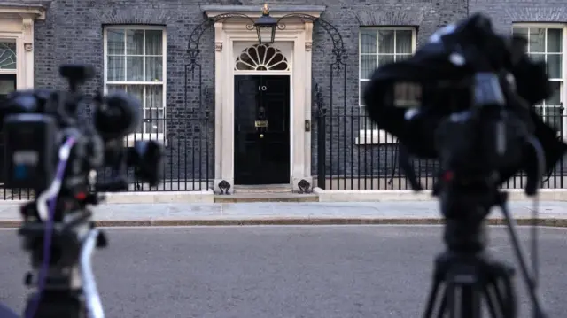 Cameras pointing toward to door of 10 DOwning St