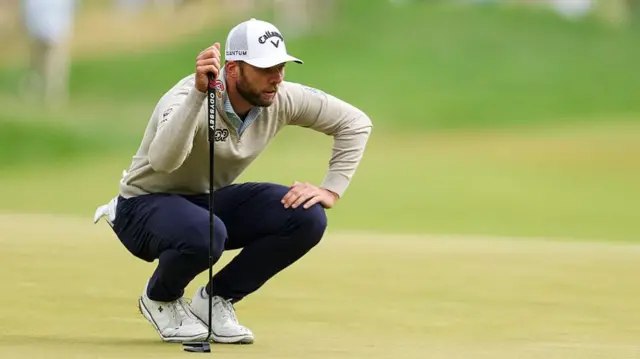 Sam Burns plots out a putt
