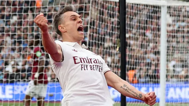 Leandro Trossard celebrates