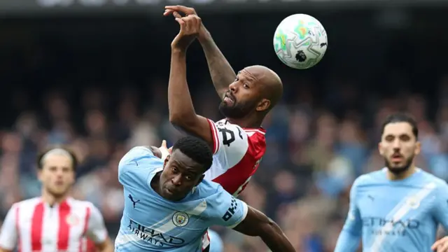 Manchester City's English defender #15 Marc Guehi (L) vies with Brentford's Brazilian striker #09 Igor Thiago