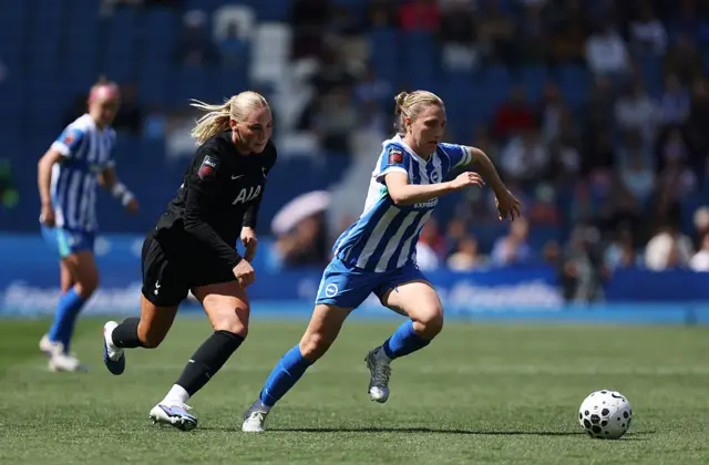 Maisie Symonds gets away from Cathinka Tandberg