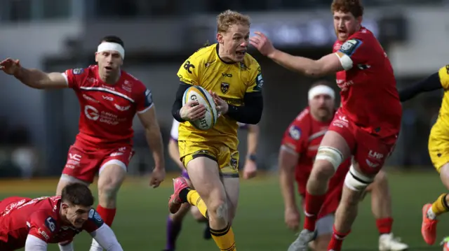 David Richards scores for Dragons against Scarlets
