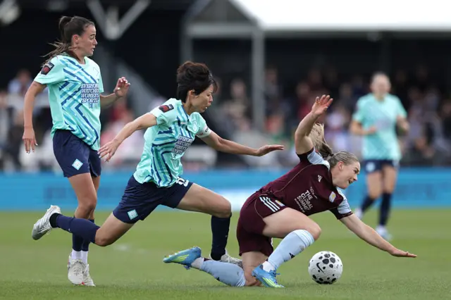 Kirsty Hanson tangles with Saki Kumagai