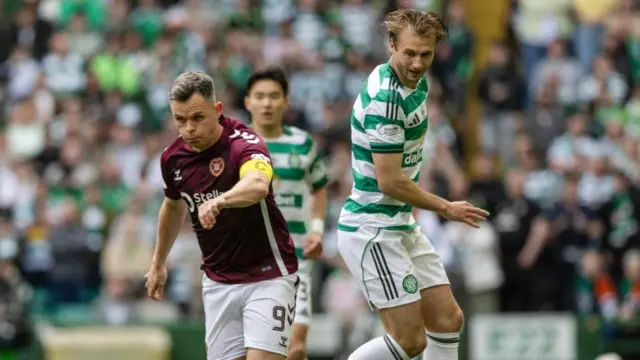 Shankland and Nygren battle for possession