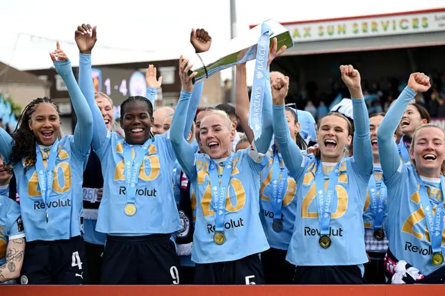 Man City players lift trophy