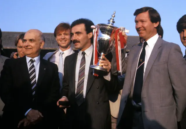 Willie Miller and Alex Ferguson with the 1984-84 trophy