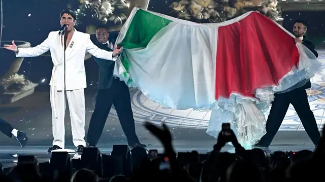 Sal Da Vinci's performance in Vienna, with a giant netted skirt in the Italian flag colours in the background