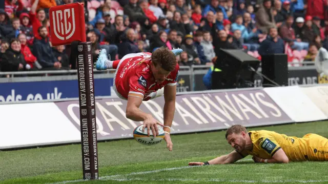 Taine Plumtree scores