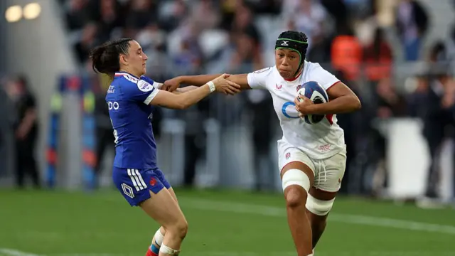 Sadia Kabeya (right) hands off Anais Grando