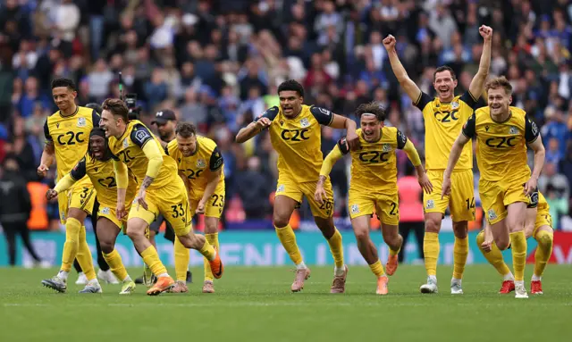 Southend celebrate winning FA Trophy