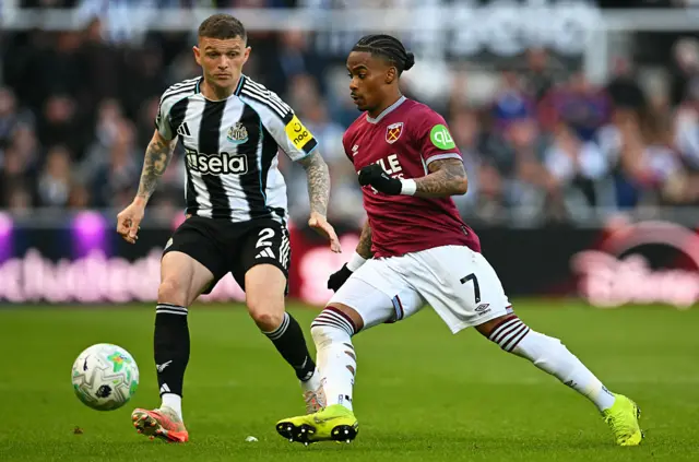 ieran Trippier (L) vies for the ball with West Ham United's Dutch striker #07 Crysencio Summerville (R) during the English Premier League football match between Newcastle United and West Ham