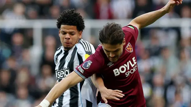 William Osula of Newcastle United and Konstantinos Mavropanos of West Ham United battle for possession during the Premier League match between Newcastle United and West Ham