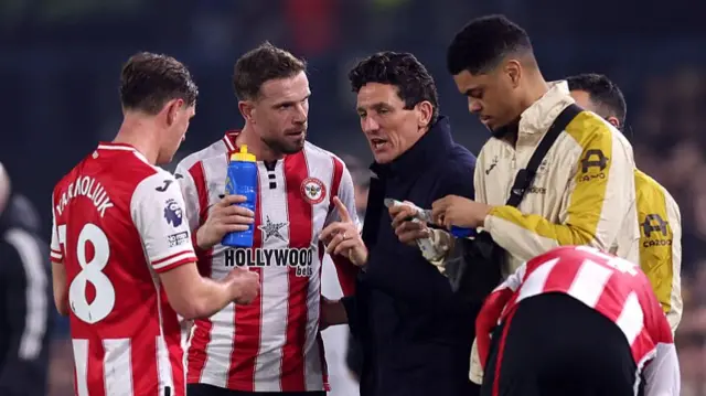 Keith Andrews speaks with his Brentford players
