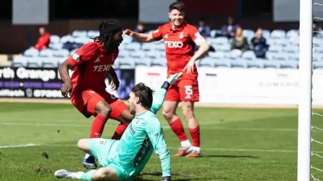 Toyosi Olusanya scores for Aberdeen against Dundee