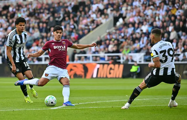 Mateus Fernandes shoots but fails to score during the English Premier League football match between Newcastle United and West Ham United at St James' Park