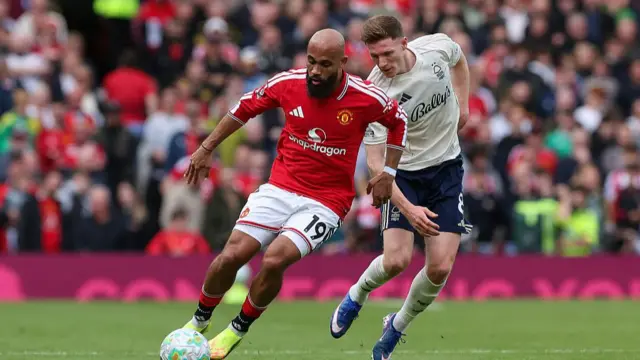 Mbeumo trying to get the ball past Anderson