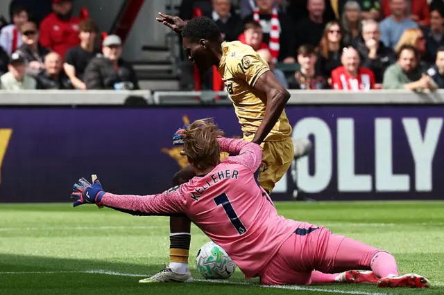 Caoimhin Kelleher (L) fouls Crystal Palace's Senegalese midfielder #07 Ismaila Sarr (R) leading to a penalty after a VAR check during the English Premier League football match between Brentford and Crystal Palace at the Gtech Community Stadium in London