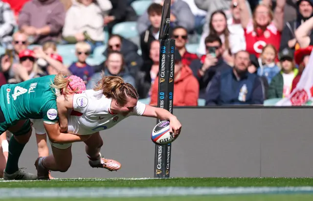 Sarah Burn scoring a try