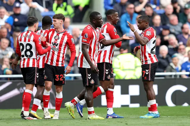 Brian Brobbey of Sunderland scores his team's first goal under pressure from James Tarkowski and Jordan Pickford of Everton during the Premier League match between Everton and Sunderland