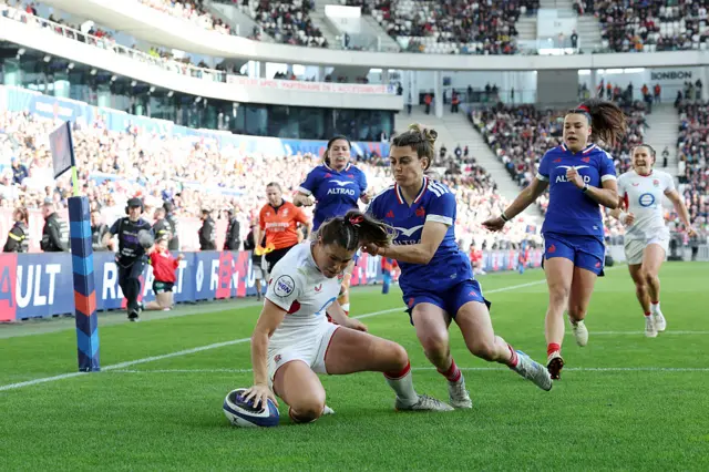 Jess Breach scoring a try